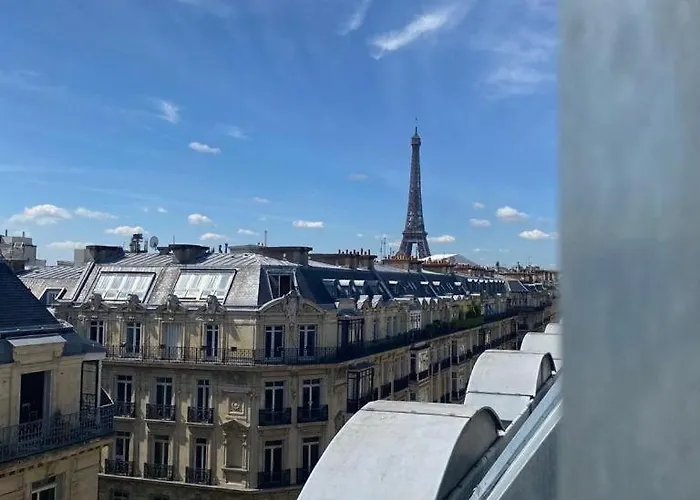 Elegant Vue Tour Eiffel Paris